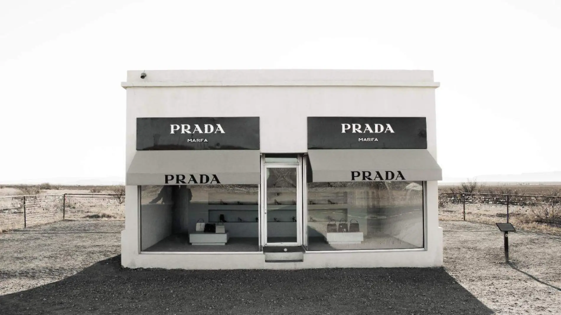 Tienda Prada enmedio de la nada